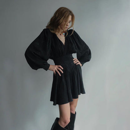 Robe ajustée en jacquard à taille volantée