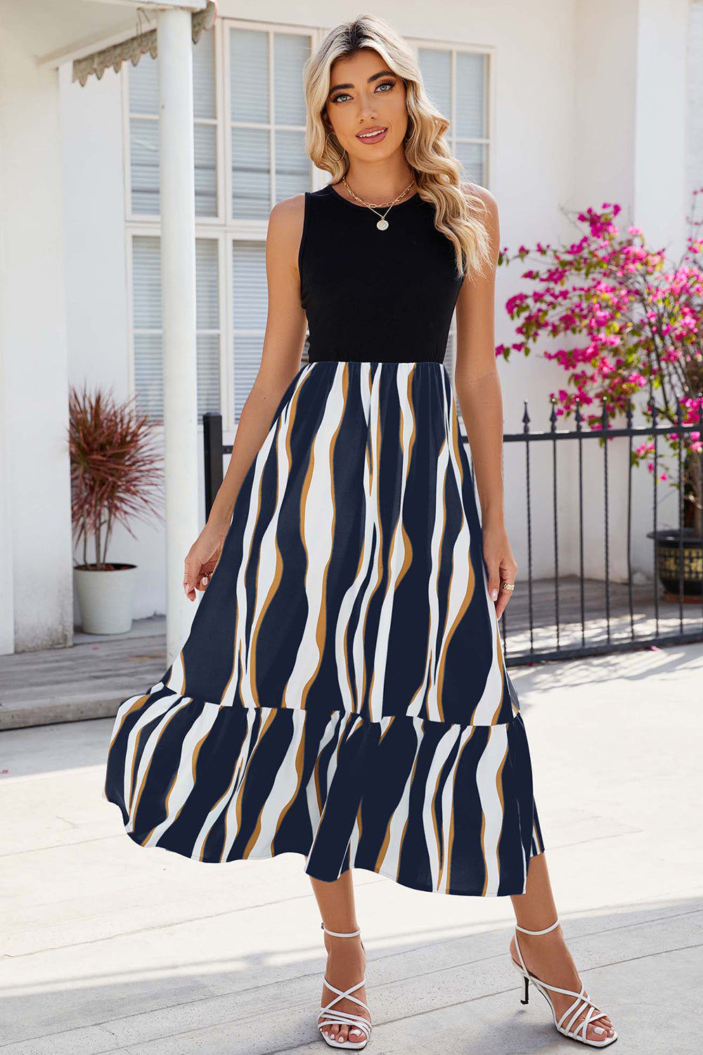 Robe midi rayée sans manches à col rond