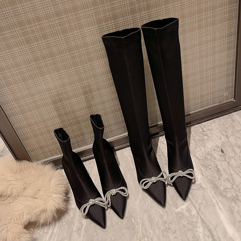 Bottes noires longues et courtes pointues à manches strass et talons hauts