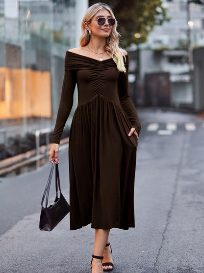 Robe midi froncée à épaules dénudées