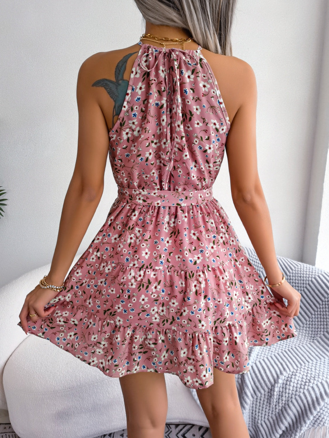 Minivestido con cuello griego estampado y atado