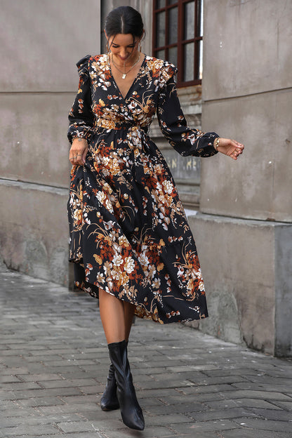 Robe mi-longue à surplis floral, nouée sur le devant et ourlet à volants